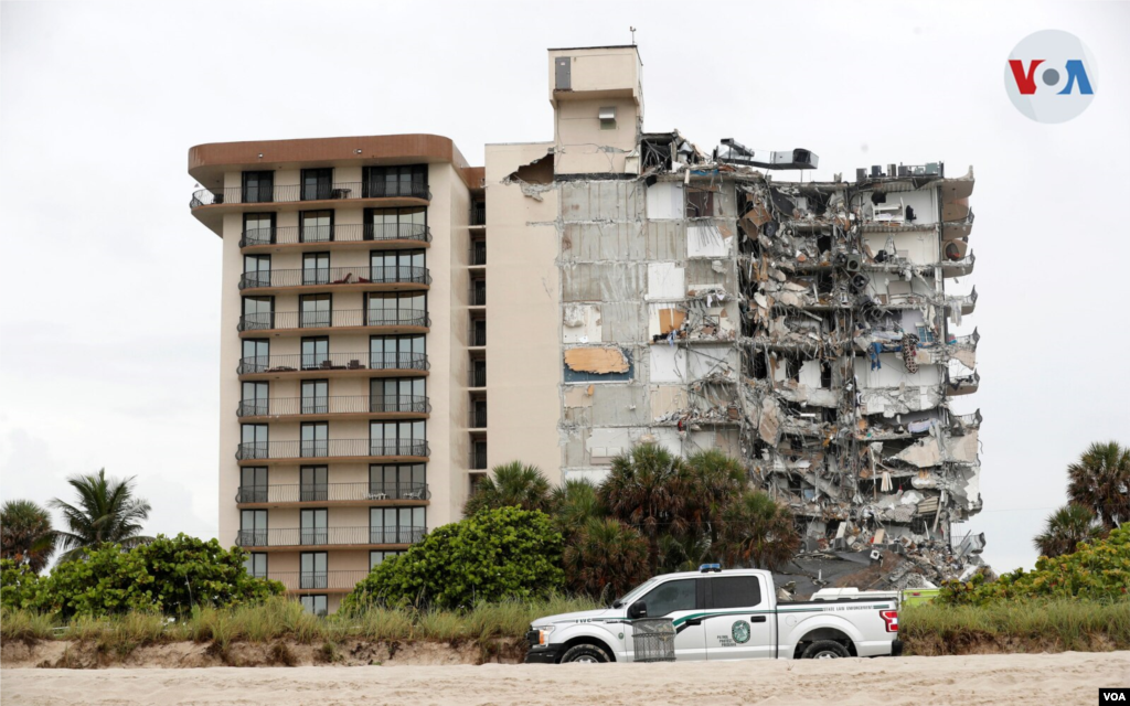 Los equipos de rescate en Surfside, Florida, continúan moviendo toneladas de escombros en busca de sobrevivientes tras el colapso del edificio..