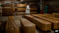 FILE: Izidumbu zabantu ababulewe ngumkhuhlane weCoronavirus okumele zitshiswe eBarcelona kwele Spain, Thursday, April 2, 2020. 