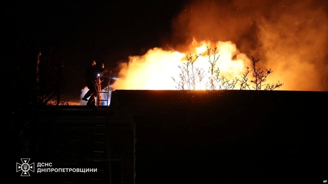 Vatrogasci u Dnjepru gase požar posle ruskog napada (Foto: Ukrainian Emergency Service via AP)
