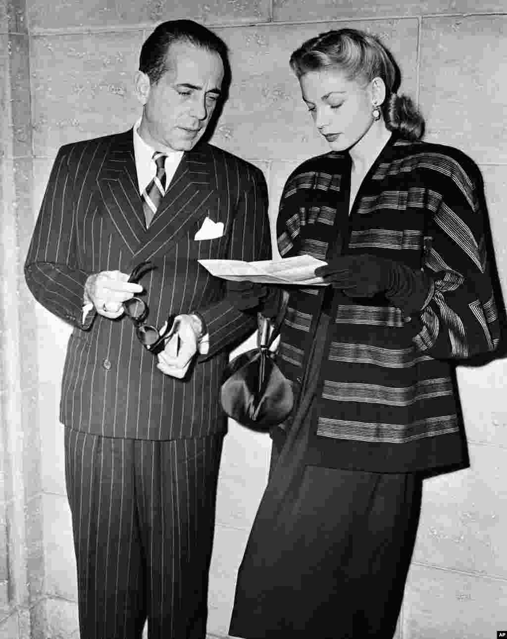 1946年12月9日亨弗莱·鲍嘉和妻子劳伦·白考尔在洛杉矶好莱坞一个晚宴上(美联社照片)。