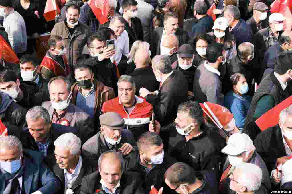CHP Genel Başkanı Kemal Kılıçdaroğlu, erken seçim çağrısıyla başlattığı "Milletin Sesi" miting serisinin ilkini Mersin'de düzenledi
