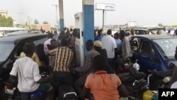 Masu ababan hawa mamaye da gidan mai domin sayen fetir a Legas