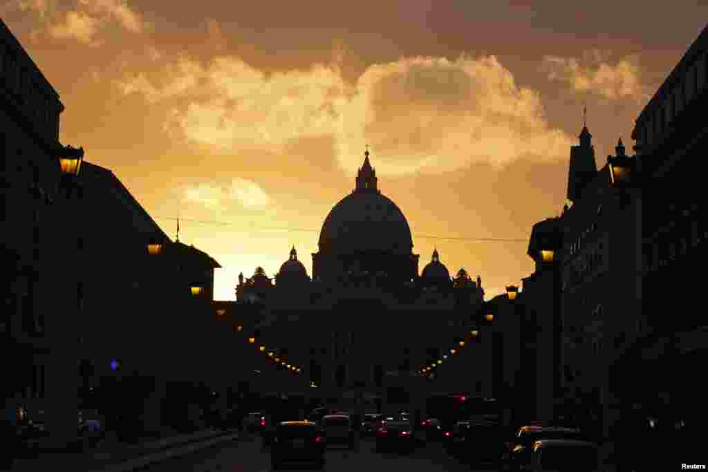 Basilika Santo Petrus di Vatikan (11/3). (Reuters/Paul Hanna)