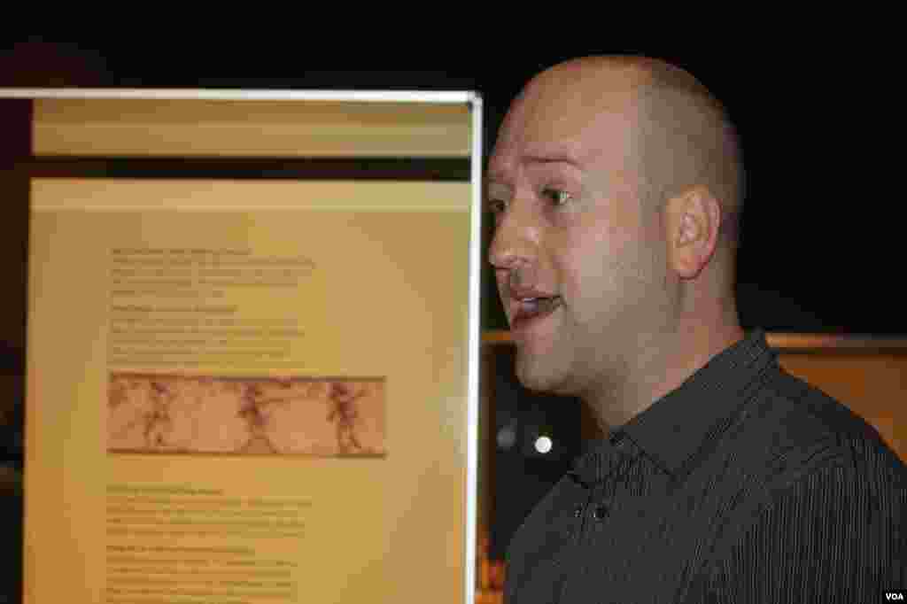 Woodaman ha dado una visita guiada de la exposición de la “Cerámica de los Ancestros” hablando del significado y de la historia de las piezas y de la exposición.