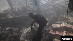 Добровольцы убирают тела погибших во время российского обстрела. Харьков, 23 мая 2024 г.