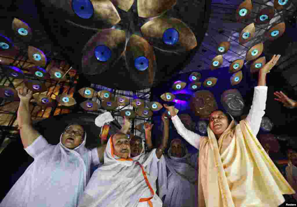 Para janda India menyanyi dan menari menjelang festival untuk memuja Dewi Durga di Kolkata, India.