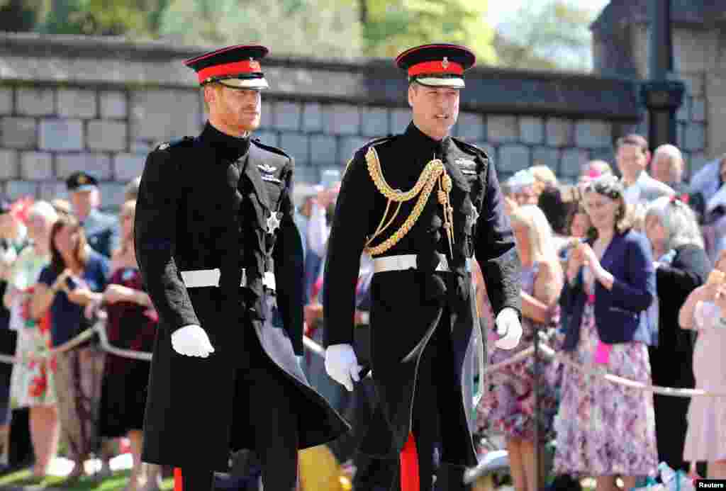 Príncipe Harry caminha com o seu padrinho e irmão mias velho, o Duque de Cambridge, à chegada da capela de S George, no castelo de Windsor, par ao seu casamento com Meghan Markle. 19 de Maio 2018.