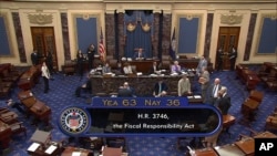 Tangkapan layar dari Televisi Senat menunjukkan hasil akhir pemungutan suara untuk meloloskan RUU plafon utang, di Gedung Capitol, Washington DC, 1 Juni 2023. (Foto: Televisi Senat via AP)