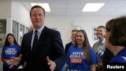 "Piensen en las esperanzas y sueños de sus hijos y nietos...Ellos no pueden deshacer la decisión que tomemos", dijo el premier británico.