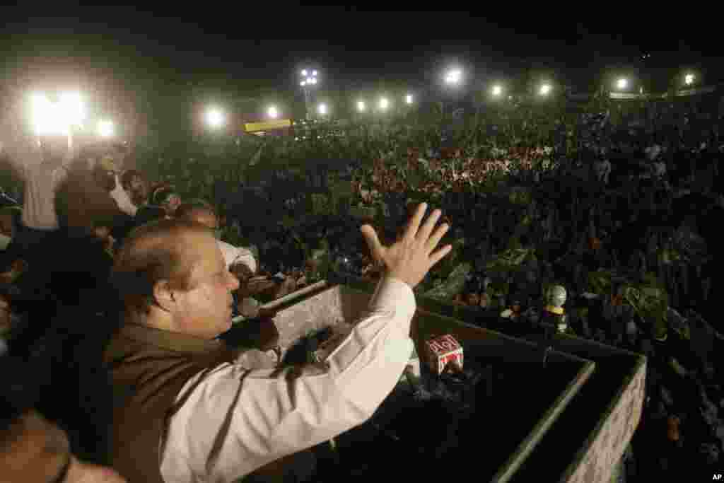 Pakistan's former Prime Minister Nawaz Sharif addresses his supporters during an election campaign rally, in Lahore, Pakistan, May 9, 2013.
