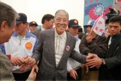 리덩후이 전 타이완 총통이 지난 1996년 3월 재선에 성공한 후 지지자들의 축하를 받고 있다.
