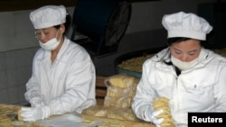 북한 신의주의 한 식품 공장에서 유엔 산하 세계식량계획 WFP 지원으로 취약계층에 지급할 영양 비스킷을 생산하고 있다. (자료사진)