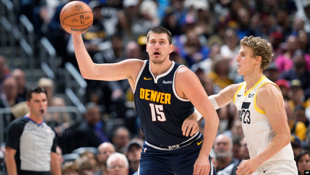 Nikola Jokić u duelu sa Laurijem Markanenom (Foto: AP/David Zalubowski)