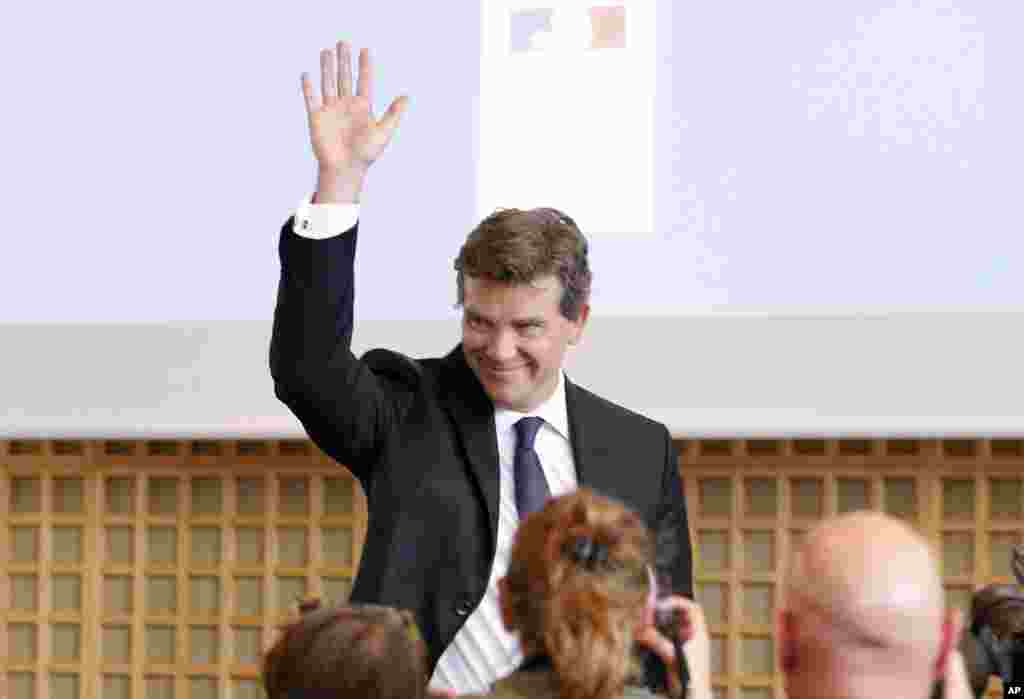 Outgoing Economy Minister Arnaud Montebourg waves during a press conference in Paris, Aug.25, 2014. 
