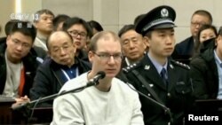국제 마약밀매 혐의로 기소된 캐나다인 로버트 로이드 슐렌버그 씨가 중국 랴오닝성 다롄 중급법원에서 재판 받는 모습을 중국 관영CCTV가 보도했다.