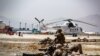 Soldados estadounidenses custodian la evacuación de civiles y operaciones en el Aeropuerto Internacional Hamid Karzai en Kabul, Afganistán, el 27 de agosto de 2021.