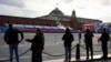 Građani na praznom Crvenom trgu, koji je zatvoren zbog priprema za paradu na Dan pobede, 3. maja 2023. (Foto: AP) 