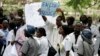 FILE - Abongi labongikazi abake bakhalala umsebenzi kwele Zimbabwe. (REUTERS/Philimon Bulawayo (ZIMBABWE) - GM1E4BI1GWO01