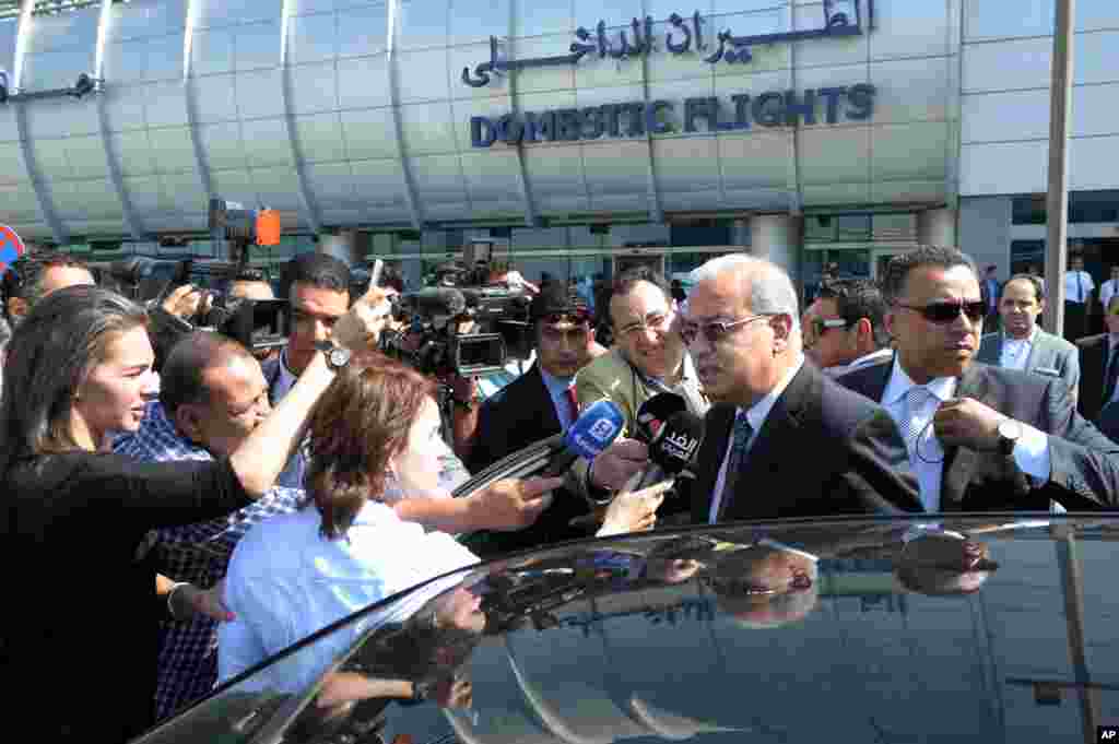 Thủ tướng Ai Cập Sherif Ismail trả lời các phóng viên tại sân bay quốc tế Cairo, ngày 19 tháng 5, năm 2016. Ông cho biết vẫn còn quá sớm để kết luận rằng máy bay bị rơi vì trục trặc kỹ thuật hoặc do tấn công khủng bố".