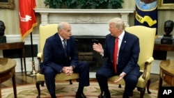 Novi šef osoblja Bele kuće Džon Keli razgovara sa predsednikom Donaldom Trampom pošto je položio zakletvu u Ovalnoj kancelariji. 