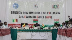 Ka kon uka bɔli nye CEDEAO la, Mali, Nigɛr ani Burkina kɔkankow minisiriw tun bɛ lajɛba laOuagadougou.