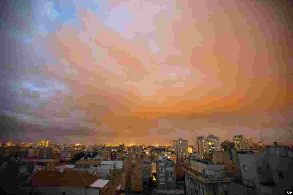 Awan pasir di udara melewati kota pantai Netanya di Israel tengah. (AFP/Jack Guez) 