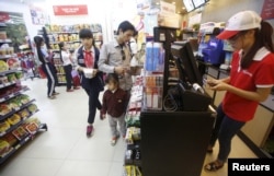 Chuyên gia cho rằng tăng VAT sẽ khiến người dân giảm chi tiêu, gây tác dụng ngược cho mục tiêu tăng nguồn thu cho ngân sách.