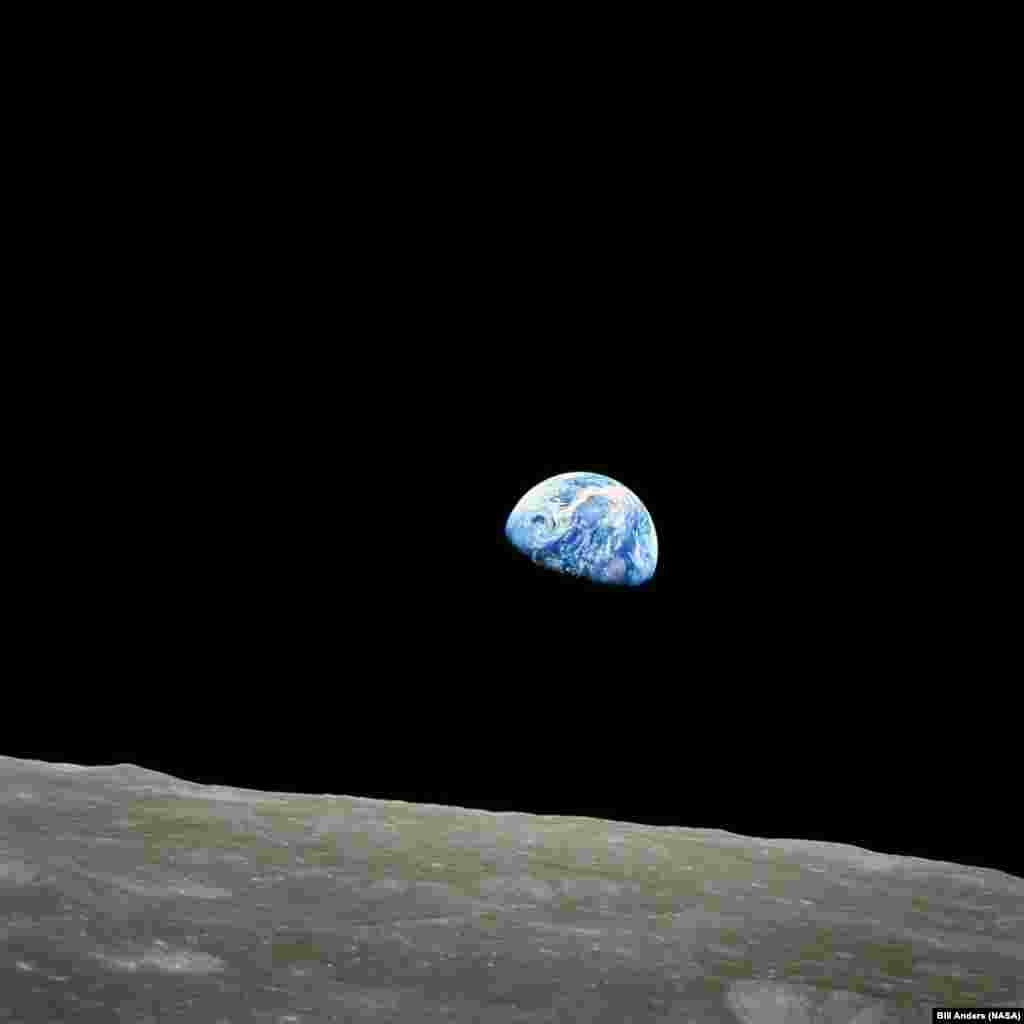 Восход Земли, 24 декабря 1968 На самом деле, восход Земли - не самое распространенное зрелище на спутнике нашей планеты. Луна всегда повернута к Земле одной стороной, поэтому на большей части небесного тела наблюдать земные закаты и восходы не представляется возможным. Однако на некоторых участках Луны (с Земли мы видим их по краям лунной окружности) наблюдатель все же может видеть восходы и закаты Земли с периодичностью в около 30 земных суток. Снимок был сделан с лунной орбиты астронавтом миссии «Аполлон-8» Биллом Андерсом. В 2018 году автор снимка признался, что эта фотография ударила по его религиозным убеждениям. Андерс вспоминал: «Идея, что в мире все крутится вокруг Папы Римского, а где-то в небесах находится большой суперкомпьютер, решающий, вел ли Билли себя хорошо? В этом нет никакого смысла.» 📸: NASA/Bill Anders