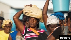 Haitianos cruzan la frontera después de que se les permitió ingresar a un mercado para artículos de primera necesidad y comercio en la ciudad fronteriza de Dajabón, República Dominicana, el 18 de marzo de 2024.