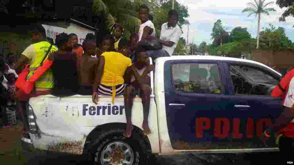 La policía de Ferrier (noreste de Haití) ayuda en la evacuación.