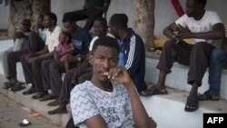 Para pengungsi Sudan, yang melarikan diri dari konflik antara pasukan yang setia pada pemerintahan dukungan internasional dan pasukan yang mendukung Khalifa Haftar, duduk di sebuah sekolah di ibu kota Libya, Tripoli, 24 April 2019.
