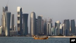 Tư liệu - Những tòa nhà chọc trời trong khu tài chính của thủ đô Doha, Qatar, bên Vịnh Corniche
