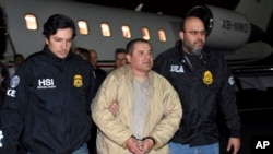 ARCHIVO - Agentes escoltan a Joaquín "El Chapo" Guzmán a su llegada en avión al aeropuerto MacArthur de Long Island, en Ronkonkoma, Nueva York, el 19 de enero de 2017. Guzmán escribió una carta al juez Brian Cogan, de la Corte del Distrito Este de Nueva York, por aislamiento.