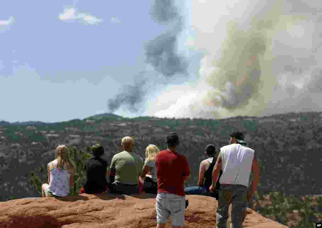 Dân chúng theo dõi khói bốc lên từ các đám cháy rừng ở phía tây Colorado Springs.