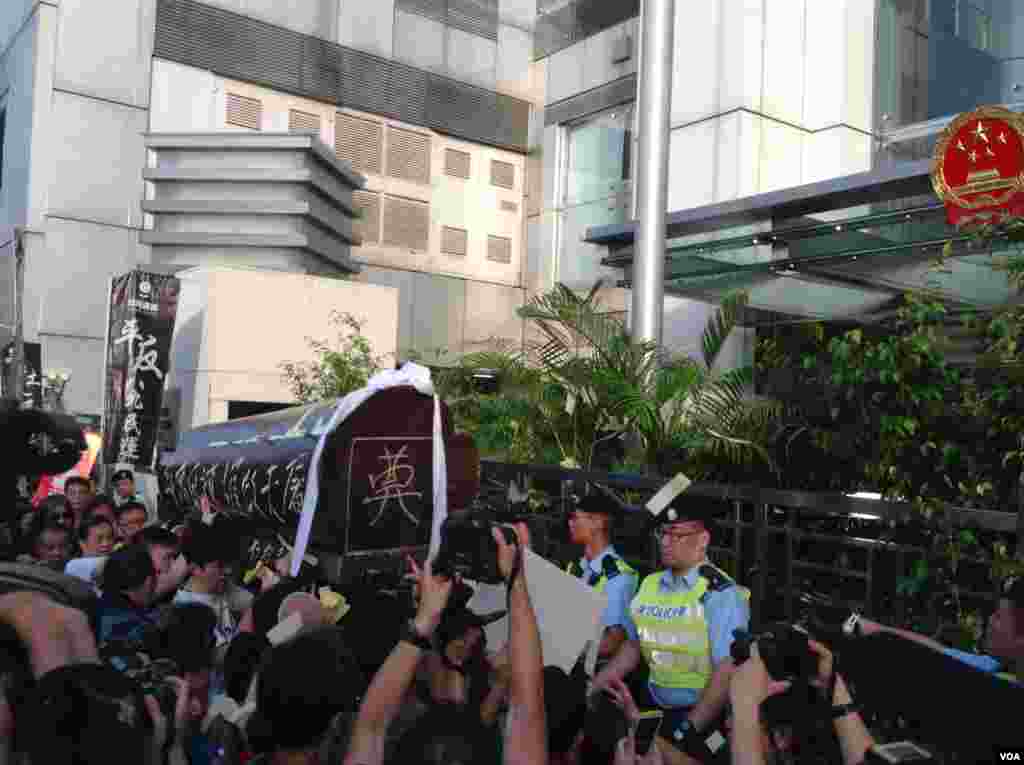 香港支联会举行年度爱国民主大游行(美国之音海彦拍摄)