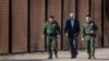 El presidente de Estados Unidos, Joe Biden, habla con funcionarios de Aduanas y Protección Fronteriza de Estados Unidos mientras visita la frontera entre Estados Unidos y México en El Paso, Texas, el 8 de enero de 2023.