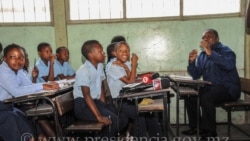 Moçambique: Ministra da Educação retira livro "problemático" da circulação e suspende comissão de avaliação - 2:30