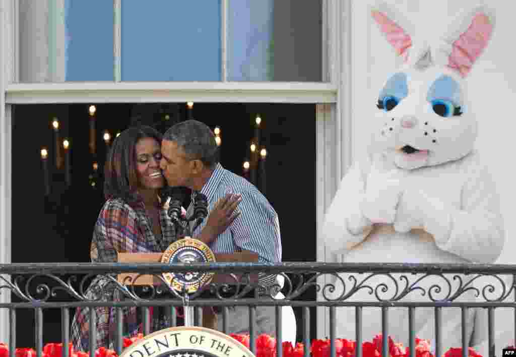 President AS Barack Obama mencium ibu negara Michelle Obama pada perayaan Paskah di Gedung Putih, Washington DC.
