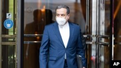 Mkuu wa ujumbe wa Iran, Abbas Araghchi akiondoka katika Hoteli ya 'Grand Hotel Vienna' ambapo mkutano wa faragha wa nyuklia unafanyika Vienna, Austria, Jumamosi, Juni 12, 2021. (AP Photo/Florian Schroetter)