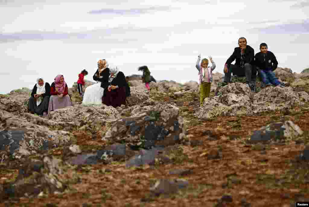 Người Kurd ở Thổ Nhĩ Kỳ theo dõi diễn tiến ở thị trấn Kobani từ cửa khẩu Mursitpinar trên biên giới Thổ Nhĩ Kỳ-Syria, ngày 19/10/2014.
