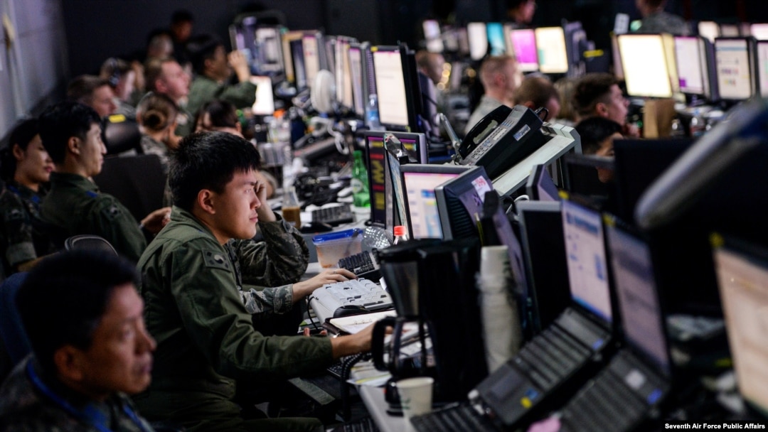 지난 2015년 8월 을지프리덤가디언(UFG) 미한연합군사훈련에 참가한 장병들이 오산공군기지 내 지휘통제소에서 작전을 수행하고 있다.