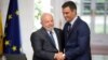 ARCHIVO - El presidente del Gobierno español, Pedro Sánchez, y el presidente de Brasil, Luiz Inácio Lula da Silva, se saludan mientras asisten a una conferencia de prensa conjunta en el Palacio de Moncloa en Madrid, España, el 26 de abril de 2023. REUTERS/Juan Medina