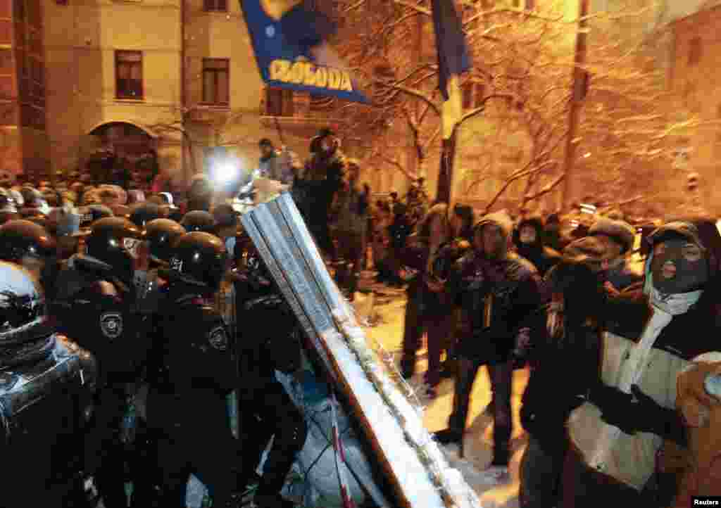 Riot police gather to remove a barricade set up by supporters of EU integration in Kyiv, Dec. 9, 2013.