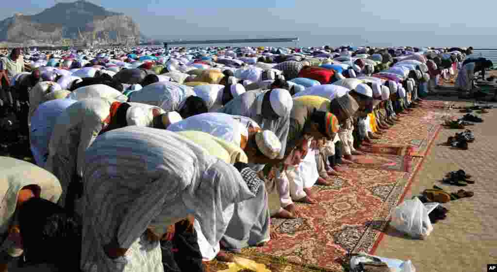Tại thành phố Palermo của Ý, người Hồi giáo cầu nguyện nhân lễ Eid al-Fitr.
