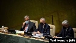 Katibu mkuu wa Umoja wa Mataifa Antonio Guterres (kushoto) kwenye ufunguzi wa kikao cha NPT mjini New York Jumatatu