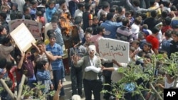 Biểu tình chống Tổng thống Bashar al-Assad sau lễ cầu nguyện thứ Sáu ở Talbiseh, gần Homs, ngày 20 tháng 4, 2012.