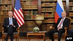 Президенты Джо Байден и Владимир Путин беседуют на саммите в Женеве, 16 июня 2021 года
