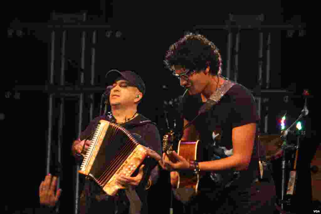 Su música incluye ritmos e instrumentos del foloclor colombiano como el acordión.