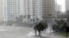 ARCHIVO - Esta foto de archivo del 10 de septiembre de 2017 muestra olas rompiendo sobre un muro de contención en la desembocadura del río Miami desde la bahía de Biscayne, Florida, mientras el oleaje de la tormenta del huracán Irma afecta a Miami.