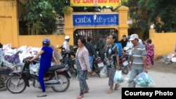Bà con nghèo nhận quà từ thiện tại Chùa Liên Trì những ngày chùa còn nguyên vị.